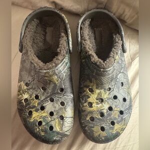 NWOT Mens Crocs 203594 Dual Comfort Classic Lined RealTree Camouflage Clogs M9